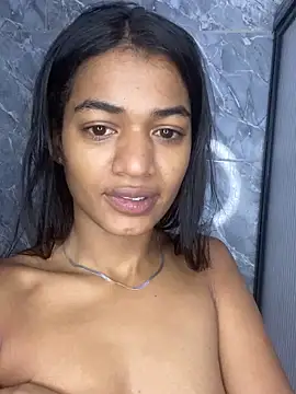 Snapshot of BarbieHotLaura chatting on 11.04.25 BarbieHotLaura online show from 11.04.25