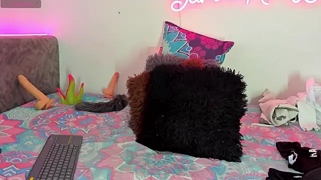 Snapshot of BarbieHotLaura chatting on 11.12.25 BarbieHotLaura online show from 11.12.25