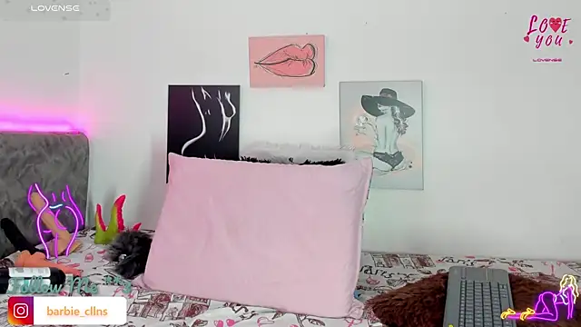 Snapshot of BarbieHotLaura chatting on 11.22.25 BarbieHotLaura online show from 11.22.25