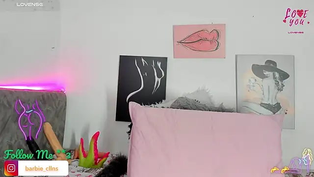 Snapshot of BarbieHotLaura chatting on 11.23.25 BarbieHotLaura online show from 11.23.25
