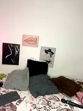 Snapshot of BarbieHotLaura chatting on 11.29.25 BarbieHotLaura online show from 11.29.25