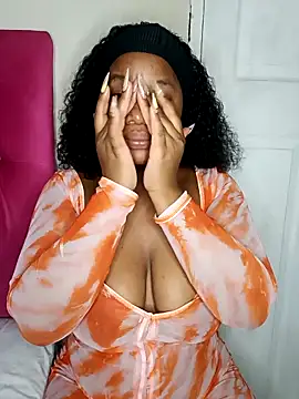 Snapshot of SexyHipsStar chatting on 12.18.25 SexyHipsStar online show from 12.18.25