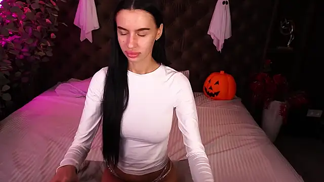 Snapshot of Snow_WhiteeeX chatting on 10.31.25 Snow WhiteeeX online show from 10.31.25