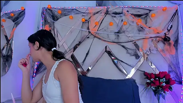 Snapshot of ninaht chatting on 10.27.25 ninaht online show from 10.27.25