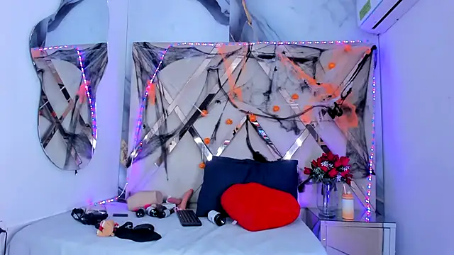 Snapshot of ninaht chatting on 10.28.25 ninaht online show from 10.28.25