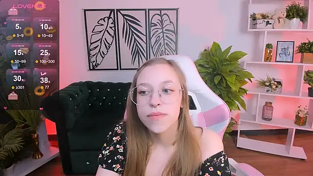 LayriantaVee online show from 02.22.25