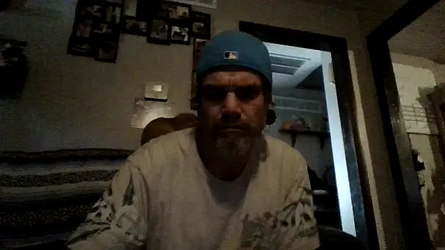 Snapshot of clitstitsandbongrips chatting on 10.05.25 clitstitsandbongrips online show from 10.05.25