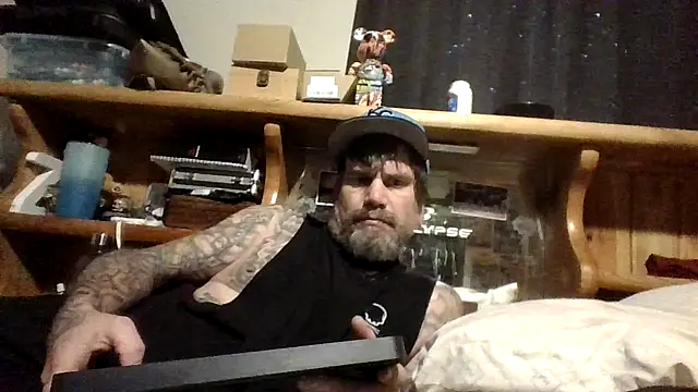 Snapshot of clitstitsandbongrips chatting on 10.17.25 clitstitsandbongrips online show from 10.17.25