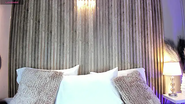 Snapshot of HannaPaola chatting on 12.16.25 HannaPaola online show from 12.16.25