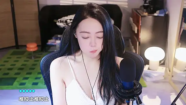 Snapshot of Roseonly_ chatting on 10.13.25 Roseonly online show from 10.13.25