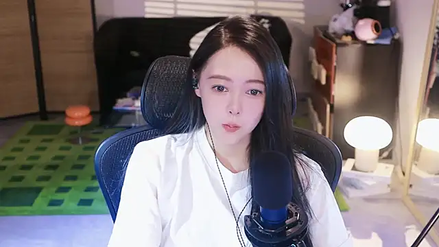 Snapshot of Roseonly_ chatting on 10.22.25 Roseonly online show from 10.22.25