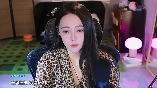 Snapshot of Roseonly_ chatting on 10.27.25 Roseonly online show from 10.27.25