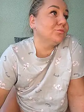 Snapshot of Anna_Curvy chatting on 10.21.25 Anna Curvy online show from 10.21.25