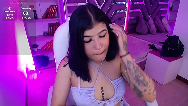 Snapshot of AliceWalker_11 chatting on 02.04.25 AliceWalker 11 online show from 02.04.25