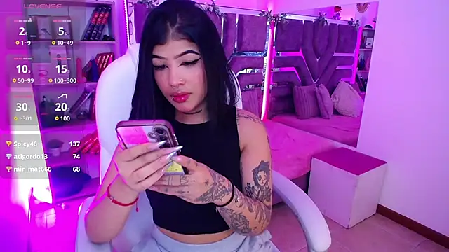 Snapshot of AliceWalker_11 chatting on 02.06.25 AliceWalker 11 online show from 02.06.25