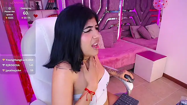 Snapshot of AliceWalker_11 chatting on 02.12.25 AliceWalker 11 online show from 02.12.25