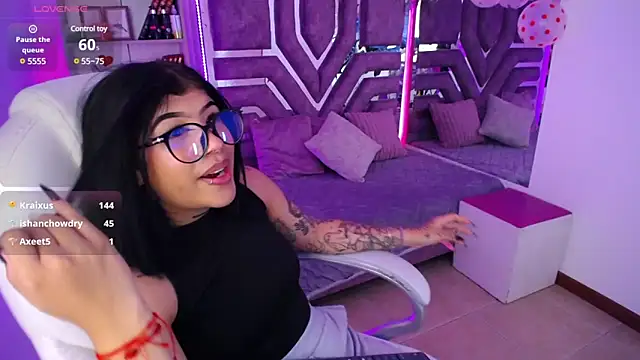 Snapshot of AliceWalker_11 chatting on 02.21.25 AliceWalker 11 online show from 02.21.25