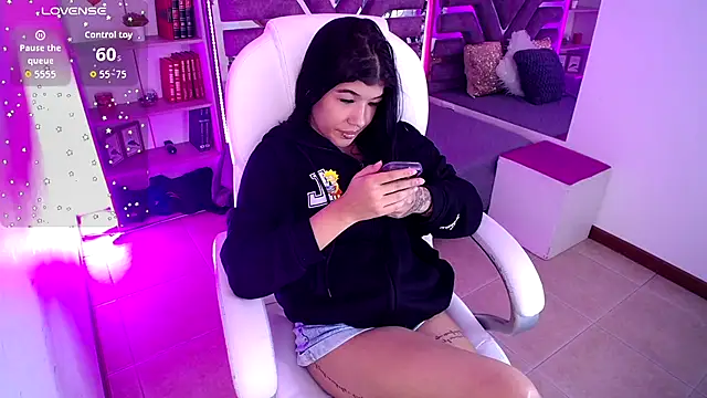 Snapshot of AliceWalker_11 chatting on 09.09.25 AliceWalker 11 online show from 09.09.25