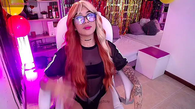 Snapshot of AliceWalker_11 chatting on 09.17.25 AliceWalker 11 online show from 09.17.25