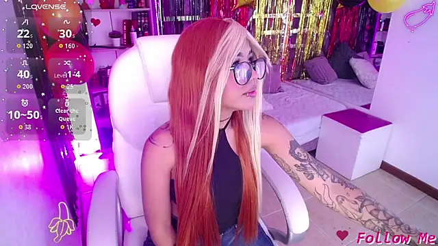 Snapshot of AliceWalker_11 chatting on 09.20.25 AliceWalker 11 online show from 09.20.25