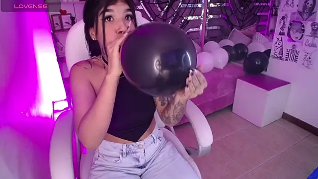 Snapshot of AliceWalker_11 chatting on 10.17.25 AliceWalker 11 online show from 10.17.25