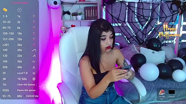 Snapshot of AliceWalker_11 chatting on 10.19.25 AliceWalker 11 online show from 10.19.25