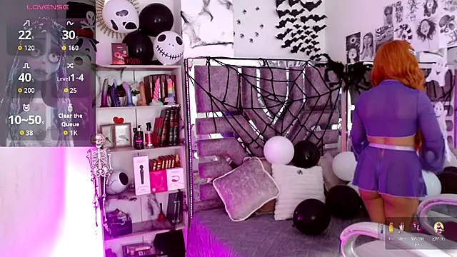 Snapshot of AliceWalker_11 chatting on 10.24.25 AliceWalker 11 online show from 10.24.25