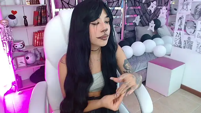 Snapshot of AliceWalker_11 chatting on 10.28.25 AliceWalker 11 online show from 10.28.25