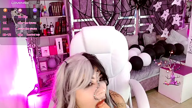 Snapshot of AliceWalker_11 chatting on 11.01.25 AliceWalker 11 online show from 11.01.25