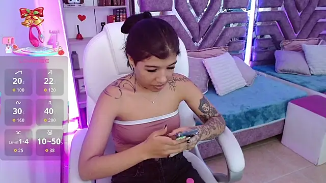 Snapshot of AliceWalker_11 chatting on 11.23.25 AliceWalker 11 online show from 11.23.25