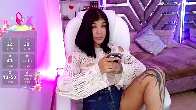 Snapshot of AliceWalker_11 chatting on 12.04.25 AliceWalker 11 online show from 12.04.25