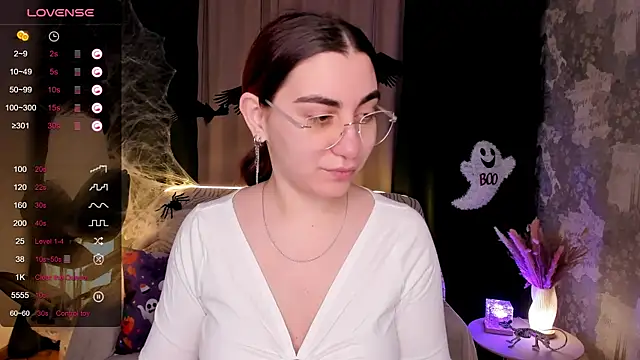 hannacheekss  online show from 11.03.25