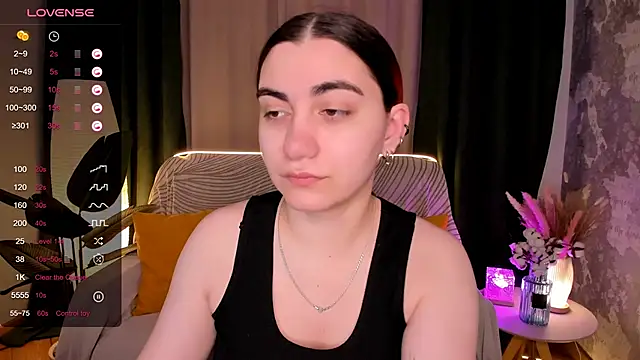 hannacheekss  online show from 11.20.25