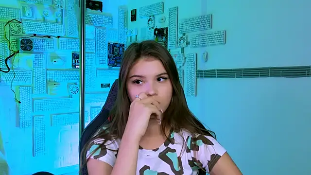 Snapshot of EvaThopson chatting on 09.29.25 EvaThopson online show from 09.29.25