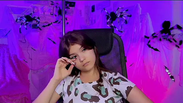 Snapshot of EvaThopson chatting on 10.29.25 EvaThopson online show from 10.29.25