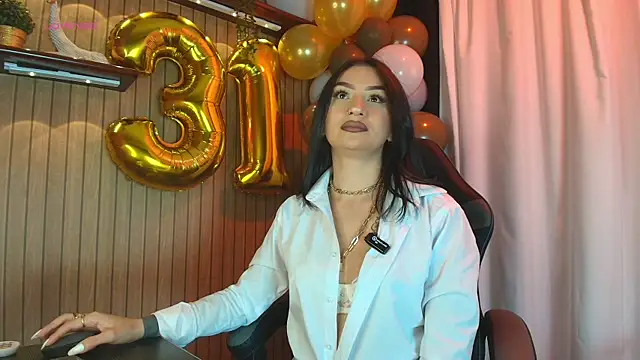 Snapshot of ArkaBella chatting on 10.23.25 ArkaBella online show from 10.23.25