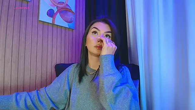 Snapshot of ArkaBella chatting on 10.27.25 ArkaBella online show from 10.27.25