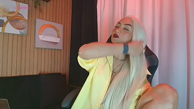 Snapshot of ArkaBella chatting on 11.27.25 ArkaBella online show from 11.27.25