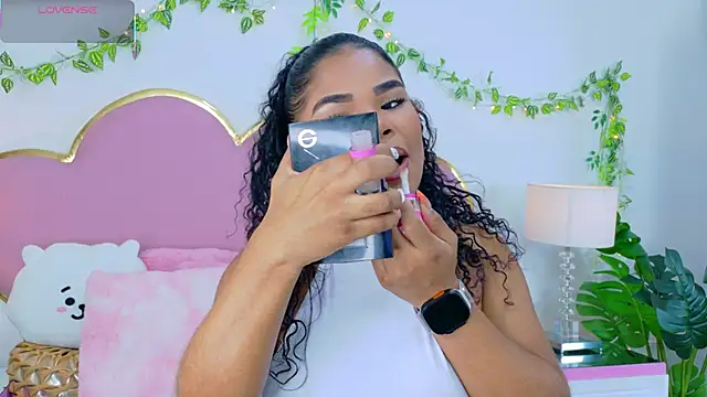 Snapshot of NahiaraReina chatting on 10.25.25 NahiaraReina online show from 10.25.25