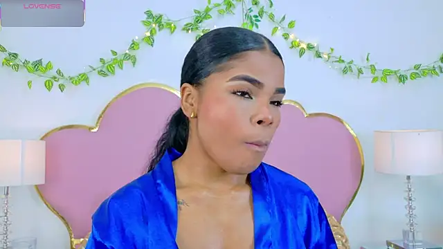 Snapshot of NahiaraReina chatting on 10.28.25 NahiaraReina online show from 10.28.25