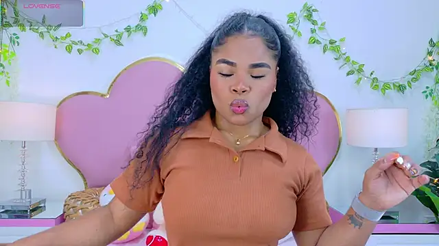 Snapshot of NahiaraReina chatting on 11.01.25 NahiaraReina online show from 11.01.25