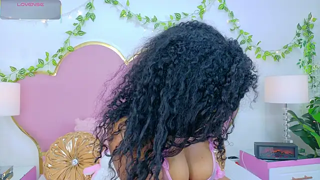 Snapshot of NahiaraReina chatting on 11.19.25 NahiaraReina online show from 11.19.25