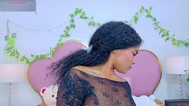 Snapshot of NahiaraReina chatting on 11.22.25 NahiaraReina online show from 11.22.25