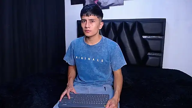 Snapshot of The__Rodriguez chatting on 04.06.26 The Rodriguez online show from 04.06.26