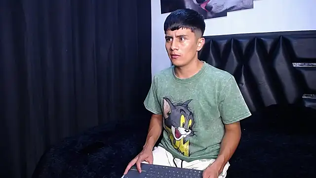 Snapshot of The__Rodriguez chatting on 04.08.26 The Rodriguez online show from 04.08.26