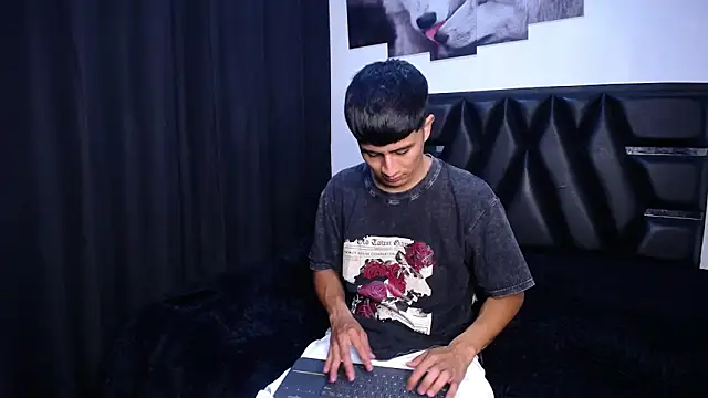 Snapshot of The__Rodriguez chatting on 04.08.26 The Rodriguez online show from 04.08.26