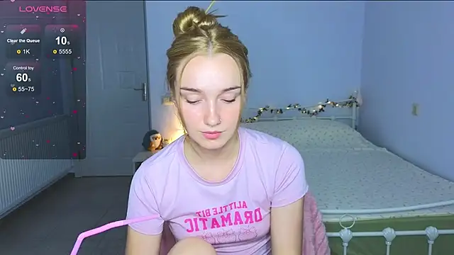 Snapshot of Wild_Sophie_ chatting on 10.04.25 Wild Sophie online show from 10.04.25