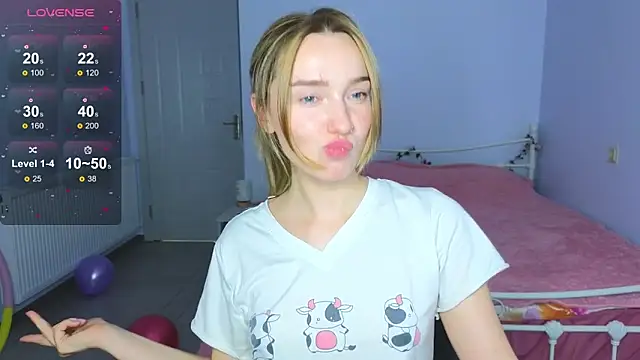 Snapshot of Wild_Sophie_ chatting on 11.30.25 Wild Sophie online show from 11.30.25