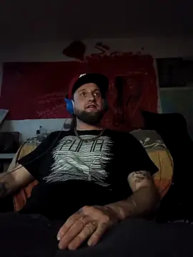 Snapshot of Ozomitro chatting on 11.17.25 Ozomitro online show from 11.17.25