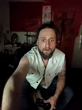 Snapshot of Ozomitro chatting on 12.04.25 Ozomitro online show from 12.04.25